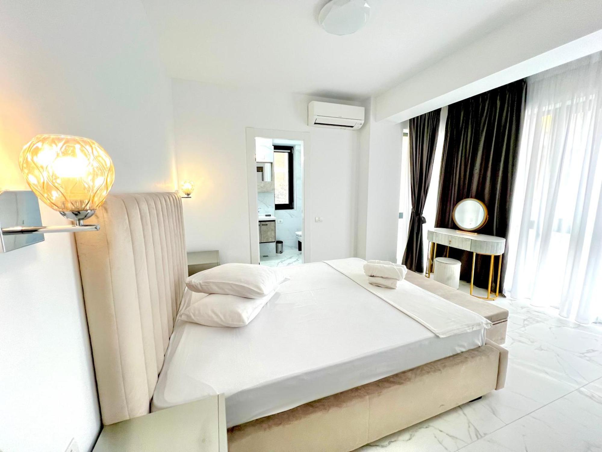 Luxury 2 Bed-room Apartment